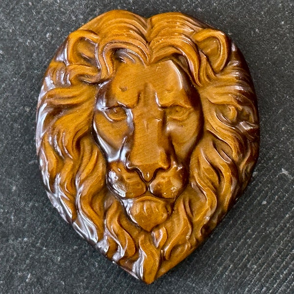 Pendentif animal en pierre sculptée, tête de lion, oeil de tigre, 47 mm, pierre précieuse naturelle, cabochon, 47x39x15 mm, pierre précieuse dorée marron irisée
