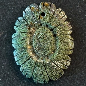 40mm Natürlicher Türkis geschnitzte Edelstein Blumen Anhänger 40x30x7mm Hand geschnitzte Natürliche Grüner Türkis Edelstein Designer Halsketten-Anhänger (290)