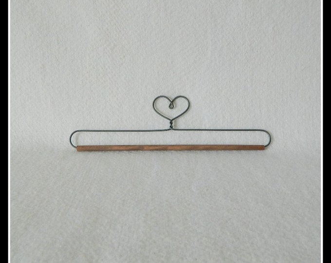 Heart Quilt Holder Gray Wire 4, 6, 7.5, 9 or 12 Inches Wide Made in the