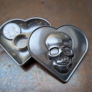 Dödskallehjärta med lock – Tenn Memento Mori-ringskål, gotisk prydnadsask, Halloweenpresent