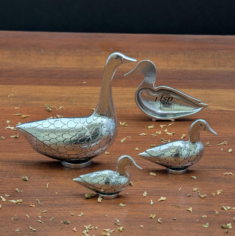 Duck & Goose Mätskedar Set om 4 – Tenn Lantlig Köksinredning, Fågelälskare Present till Bagare bild 1