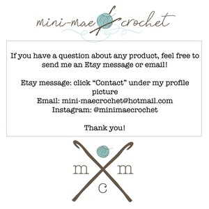 Pu&ograve; includere: Un biglietto da visita con un logo a uncinetto composto da un uncinetto e un gomitolo di lana. Il testo recita "mini-mae crochet". Il biglietto contiene informazioni di contatto per messaggi Etsy, e-mail e Instagram.