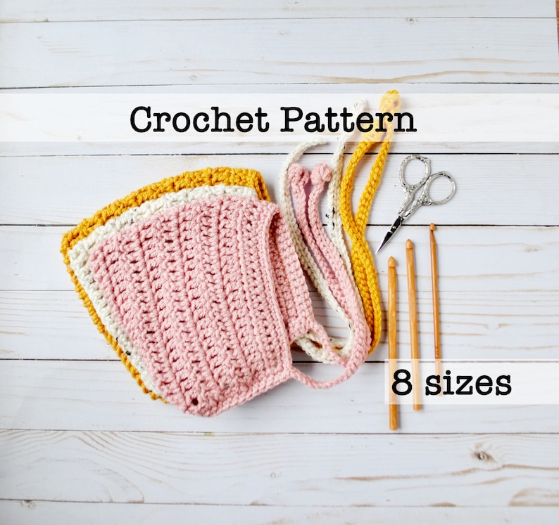 Pu&ograve; includere: Schema a uncinetto per un berretto per neonato in filato rosa, bianco e giallo. Lo schema comprende 8 taglie.