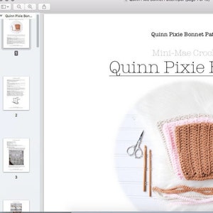 Pu&ograve; includere: Uno schema a uncinetto per un berretto per neonati chiamato Quinn Pixie Bonnet. Lo schema &egrave; di Mini-Mae Crochet. L'immagine mostra un berretto finito in filato marrone e rosa, insieme all'uncinetto e alle forbici necessarie per realizzarlo.