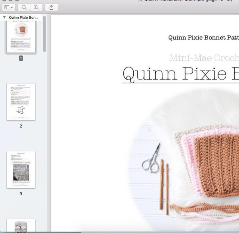 Pu&ograve; includere: Uno schema a uncinetto per un berretto per neonati chiamato Quinn Pixie Bonnet. Lo schema &egrave; di Mini-Mae Crochet. L'immagine mostra un berretto finito in filato marrone e rosa, insieme all'uncinetto e alle forbici necessarie per realizzarlo.