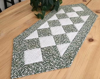 Green Quilted Table Runner Handmade Hunter Green and White  Foliage Pointed Patchwork Centerpiece