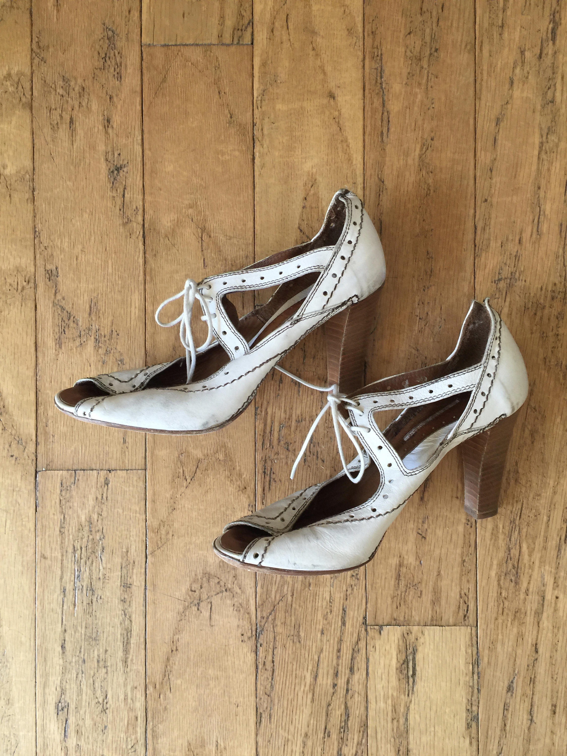 white pumps size 6