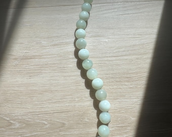 Pulsera de cuentas redondas de jade nefrita, tonos blanco verdoso claro translúcido