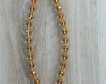 Collar de cuentas de vidrio facetado color ámbar miel, estilo Art Déco