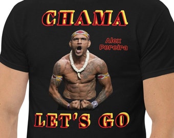 Op de afbeelding: Zwart T-shirt met een rode en gele afbeelding van een man zonder shirt met een tribale ketting en de tekst "CHAMA" erboven en "Alex Pereira" eronder. De tekst "LET'S GO" staat onderaan de afbeelding.
