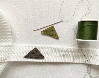 Dreieckige Vegan Suede Custom Labels - 2.5cm
