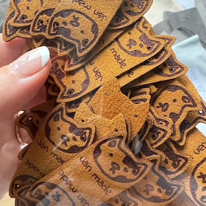 Benutzerdefinierte Form Vegan Wildleder Klappetiketten - 1,75 cm x 5 cm