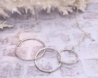 Gehämmerte Sterling Silber Halskette, Drei Kreis Halskette, Minimalistische Halskette, Verflochtene Ringe, Jahrestag, Sterling 925