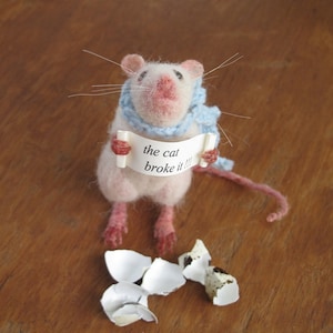 Souris grandeur nature en feutre à l'aiguille avec parchemin dans les pattes. La faute au chat Fabriqué sur commande.