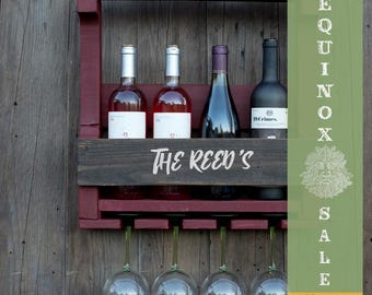 Cadeau de mariage / Cadeau personnalisé / Casier à bouteilles / Casier à bouteilles sur palette / Casier à bouteilles en bois / Casier à bouteilles unique / Casier à bouteilles peint / Verres à vin