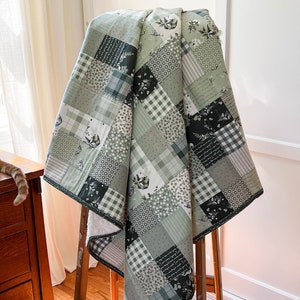 Salbeigrün Patchwork Baby Quilt | Handgemachte Baumwolle Erbstück