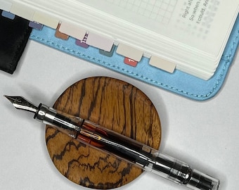 Zebrawood Desk Papasan - arte de escritorio funcional - descanso para sus bolígrafos, pinceles y más herramientas creativas - hecho a mano por MuseFire art