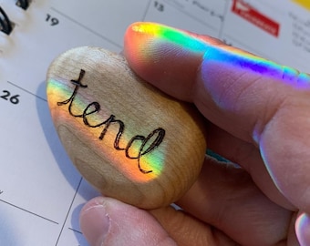 Piedra de bolsillo: una piedra de madera tallada a mano; grabada a mano con la palabra o fecha que elijas. Un talismán táctil para uso diario.