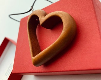 Collar con colgante de corazón abierto de madera de cerezo artesanal: joyería de madera única