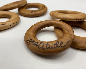 Ficha de gratitud: regalo de madera de cerezo hecho a mano para presentar como agradecimiento; llega en una caja kraft con etiqueta de regalo; creado por MuseFire art