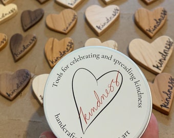 Corazones de bondad hechos a mano: regalo artístico con intención grabada en madera