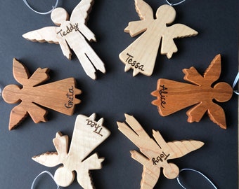 Ángel de madera hecho a mano, cortado con mi sierra de calar y luego terminado a mano. Listo para exhibir o regalar. Hecho en Atlanta por MuseFire Art.