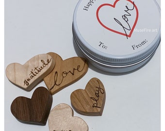Corazones de conversación en hojalata: pequeños corazones tallados en maderas variadas, personalizados e inscritos a mano. Regalo de San Valentín o arte para compartir.