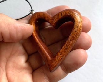 Colgante de caoba con forma de corazón abierto - Collar de madera portátil hecho a mano - Fabricado por MuseFire art