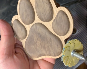 Adorno de madera con huella de pata de perro hecho a mano: un homenaje o recuerdo personalizado para tu mascota