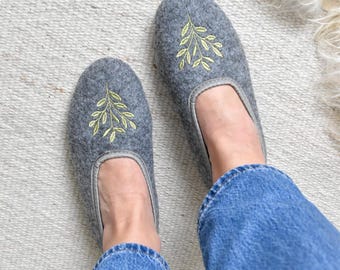 Felt Embroidered Ballerina Slippers/ Grey/ Green/ Daisy