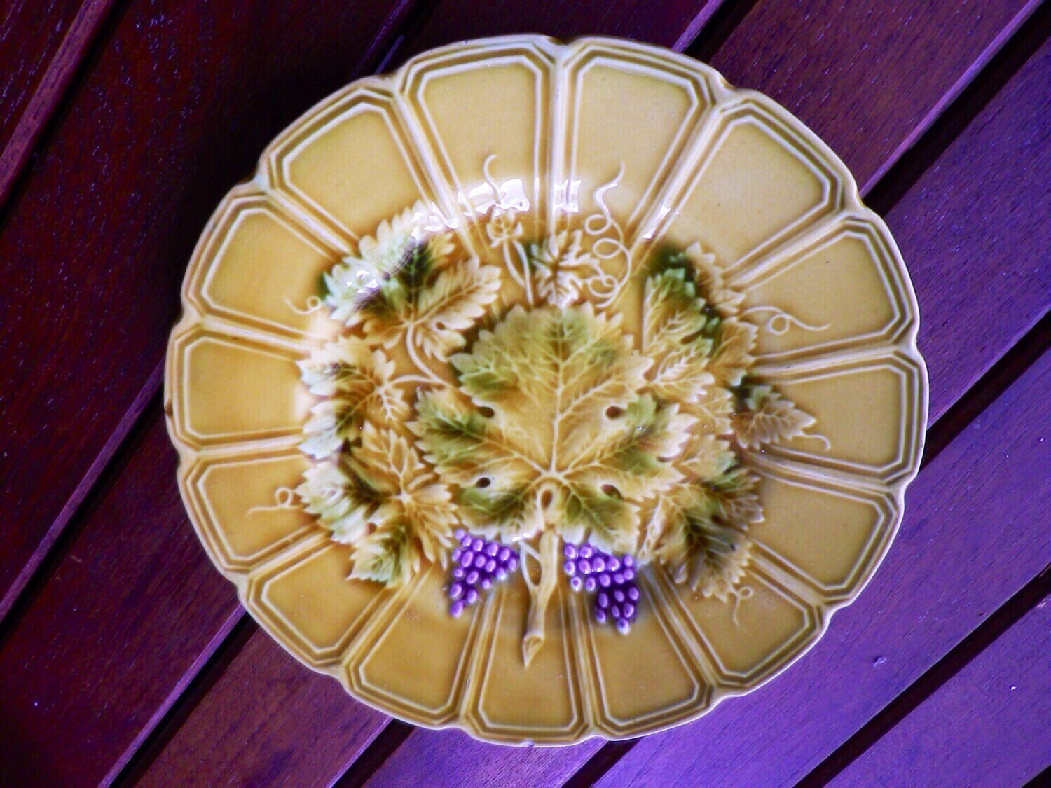 Sarguemines, Assiettes en Céramique Ancienne, Barbotine Représentant Des Raisins, Signée