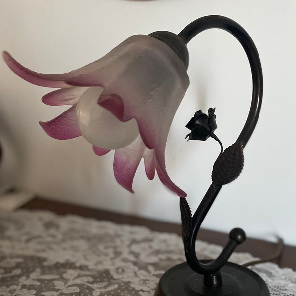 Lampe de chevet, ou de bureau à poser, en métal noir, style 1930, forme fleur, tulipe en pâte de verre, blanche et mauve. Vintage 80.