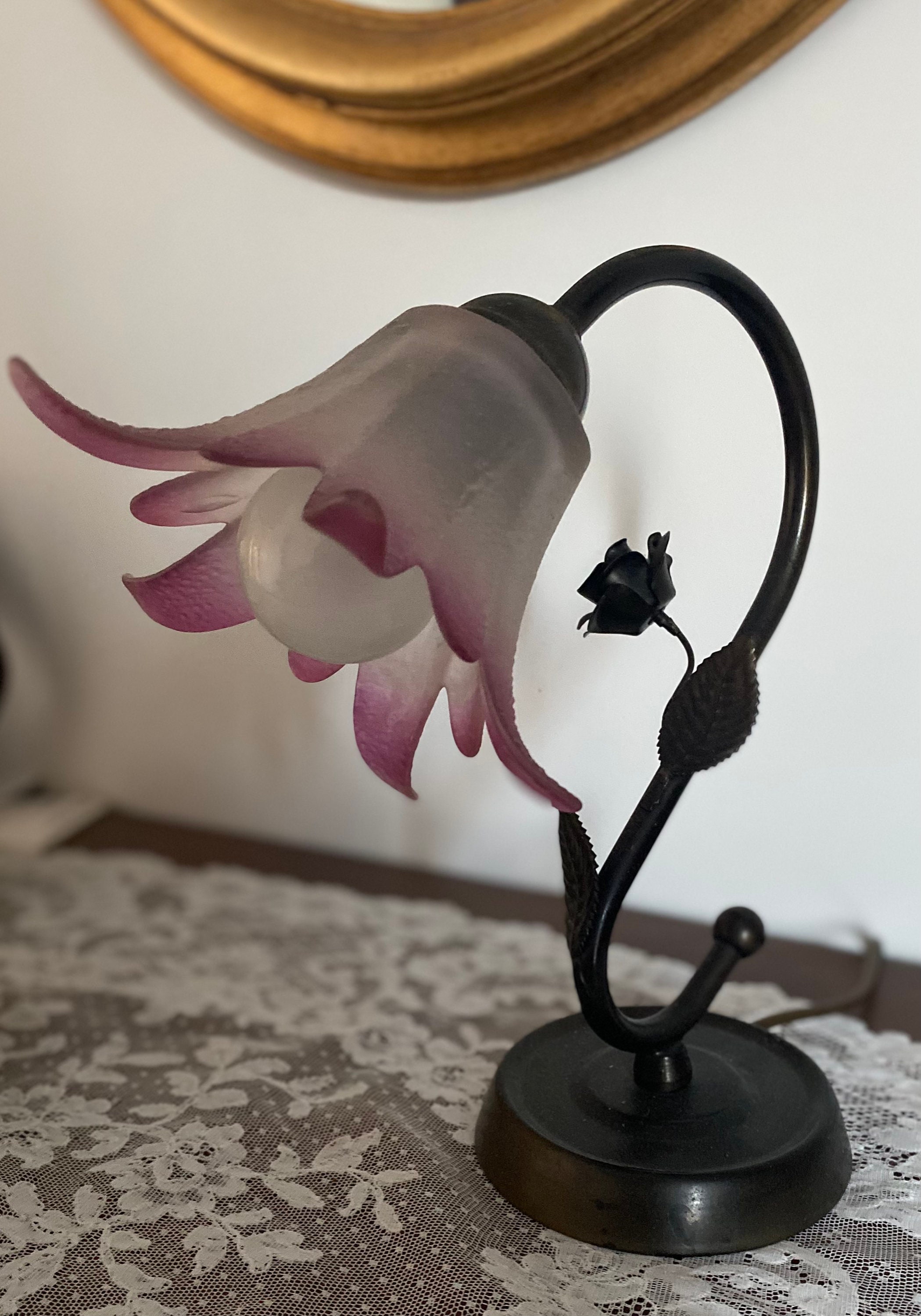 Lampe de Table ou Bureau en Métal Noir, Style 1930. Tulipe Pâte Verre, Blanche, Pointes Violettes. V