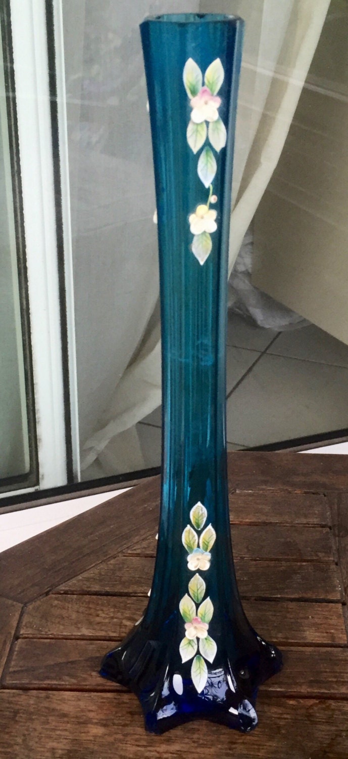 Vase Soliflore Ancien, en Verre Moulé Bleu Émaillé, Décor de Fleurs et Feuilles Relief, Couleur Rose