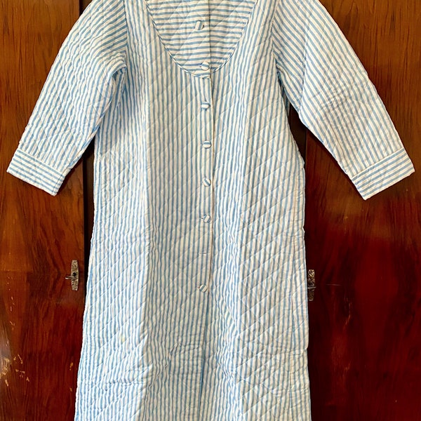 Robe de chambre matelassée, rayures bleues sur fond blanc,avec, fabriqué en France, 100 % polyester