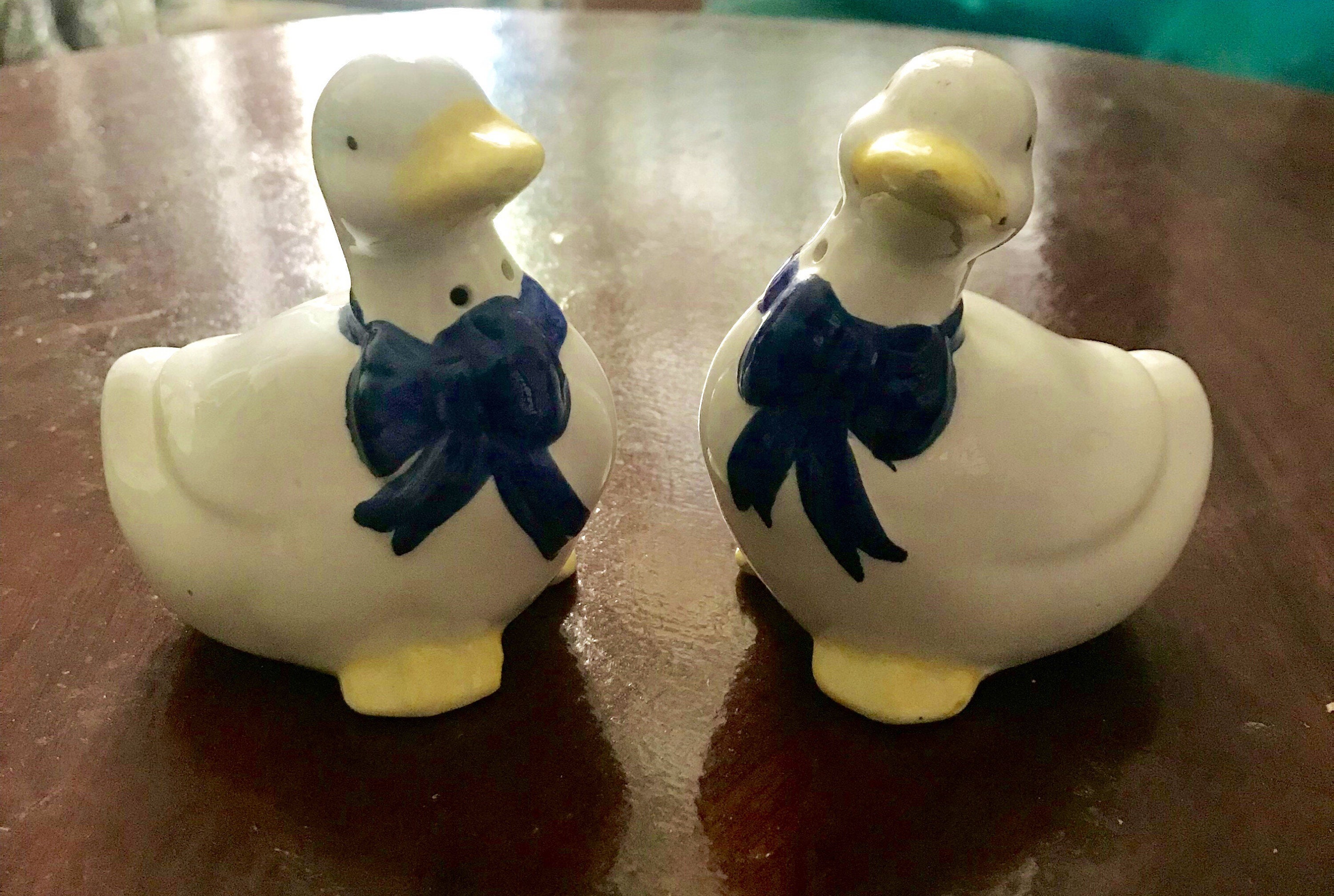 Salière Poivrière en Céramique, Représentant Des Oies Blanches Décorées d'un Joli Noeud Bleu Marine,