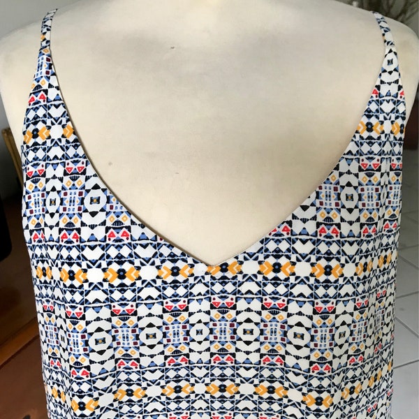 Tunique, top, blouse femme, a fines bretelles, 100% polyester, motifs géométriques multicolores, taille 44, US 14, XL.