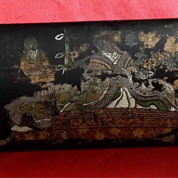 Altfranzösisch, Federmäppchen Napoleon III., gekochter Karton, japanisches Dekor, schwarzer Hintergrund, Charakterdekor gefüllt mit Federhaltern, Federn, Meterware