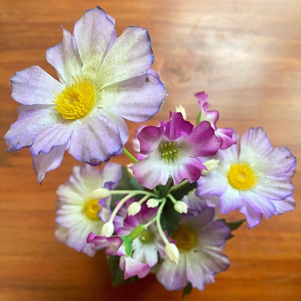 Bouquet d’anémones, fleurs articielles, dans un pot en plastique dur blanc