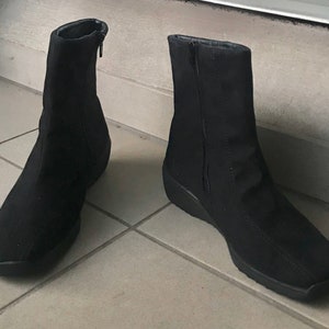 Bottines plates, bouts carrés  en daim synthétique noir, marque française, fermées par zip, vintage années 80, Pointure 38, US 6.5