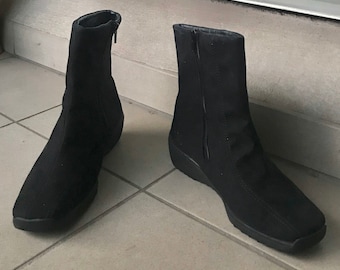 Flat boots, square tips in black synthetic suede, French brand, zip-closed, vintage 80s, Size 38, US 6.5