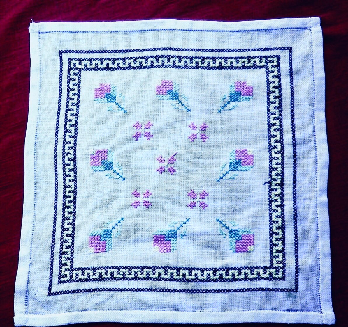 Superbe Napperon Ancien, en Lin, Brodé de Fleurs Roses et Bleues sur Fond Blanc, Cousu Main Au Point