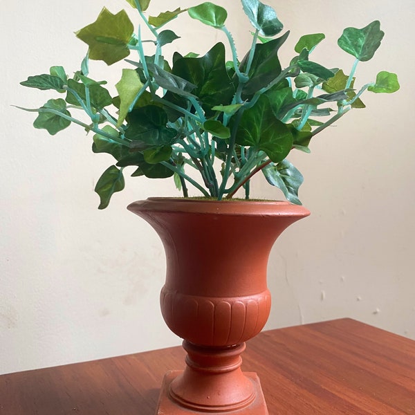 Plante verte, lierre artificiel, dans un pot en terre cuite, vintage années 80