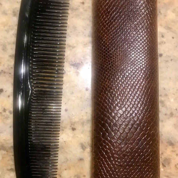 Vintage français, Peigne à cheveux  façon plastique noir, dans son étui d’origine, imitation serpent, date des années  50