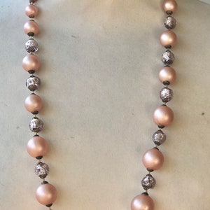 Pearl necklace, round pearls, pearly salmon, vintage 50s, retro, wedding, ceremony