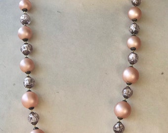 Collier de perles, perles rondes,  saumon nacrées, vintage années 50,  rétro, mariage , cérémonie