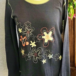 Cache cache, French brand, round neck t-shirt, long sleeves, khaki green cotton, flower patterns, 70s, hippie, size 3, L, 42