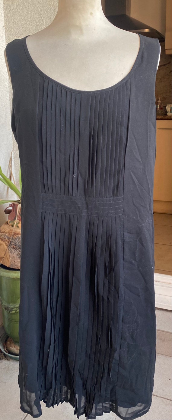 Black pleated dress, sleeveless, straight shape, s