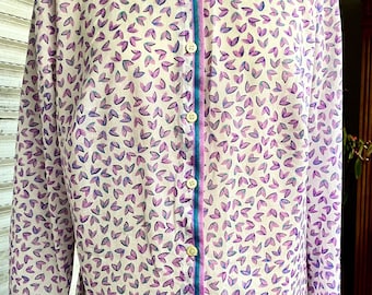 Chemise femme vintage, chemisier droit, manches longues, polyester, aspect crêpe, motifs mauves sur fond blanc, taille 40, M.