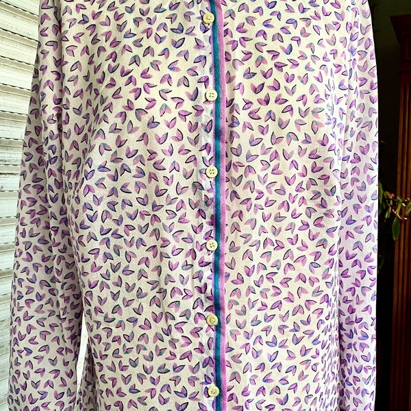 Chemise femme vintage, chemisier droit, manches longues, polyester, aspect crêpe, motifs mauves sur fond blanc, taille 40, M.